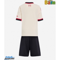 Liverpool Bortedraktsett Barn 2025-26 Kortermet (+ Korte bukser)